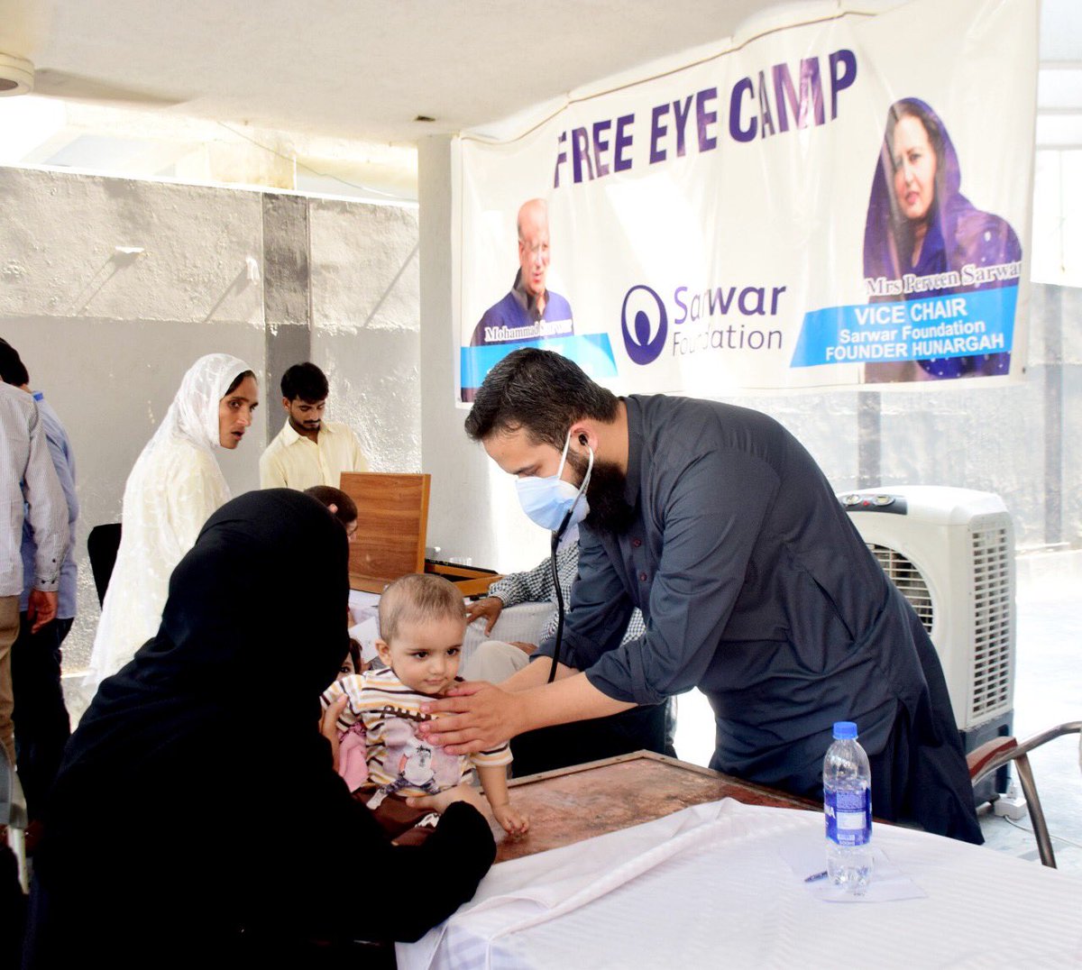 PerveenSarwar's tweet photo. There are still those in our society who cannot afford basic health care.Our dedicated #doctors providing on the door step care.#uncif #healthcare
#SundasFdn #HepatitisFreePunjab #SarwarFdn https://t.co/UhiwNUWEVL