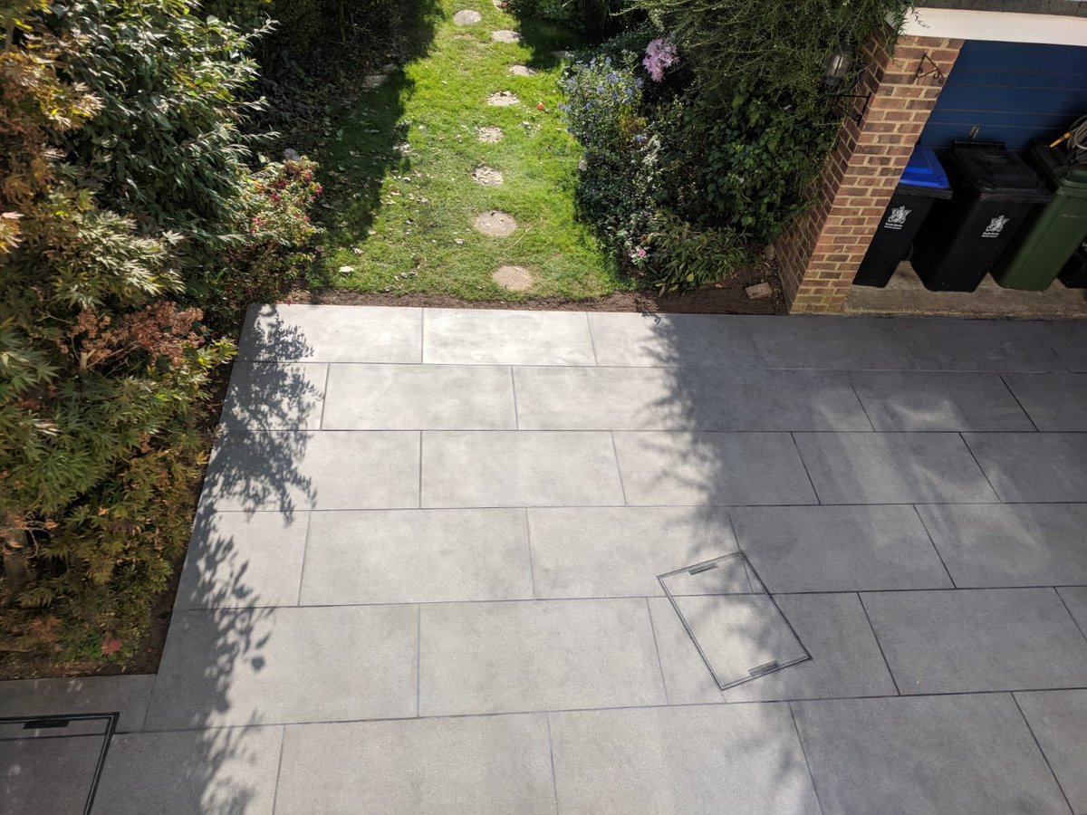 Formacdriveways's tweet photo. Porcelain patio completed today, stretcher bond pattern looks great 👍 #thebusiness https://t.co/V5hkruKv6k