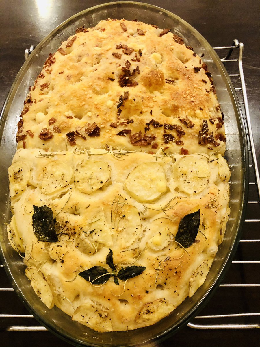 cloud_surfer72's tweet image. Lazy 2 in 1 Foccacia 😁😆
Rosemary n potatoes + Pepperoni n cheese 
🧀🥔 🥖🌿

@dipeshdutt @theenthubakers 
#theenthubakers #baking #foccacia #bakingathome #Foodie