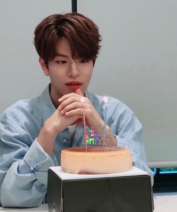 Группа stray kids сынмин. Сынмин день рождения. Сын мин stray kids. Сынмин stray. Сын мин stray kids.