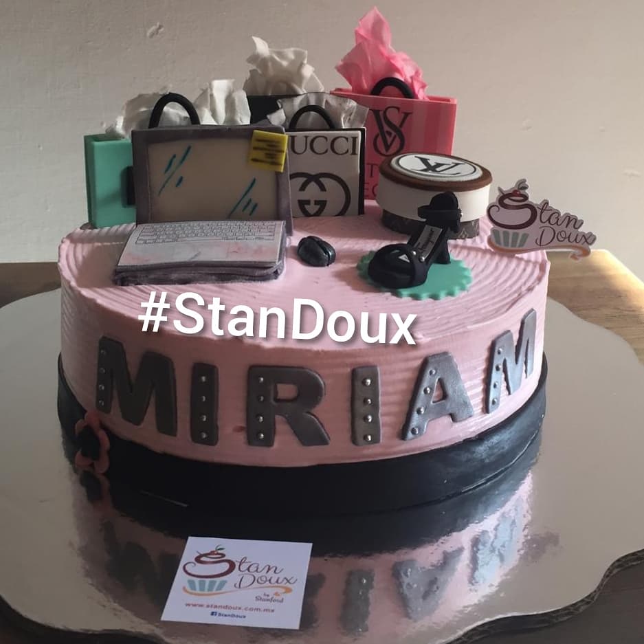StanDoux's tweet photo. Placeres culposos #StanDoux #Pastel #Compras #Louisvuitton #Tous #Gucci #SalvatoreFerragamo #VictoriasSecret #Chanel https://t.co/tT9l4e17ka