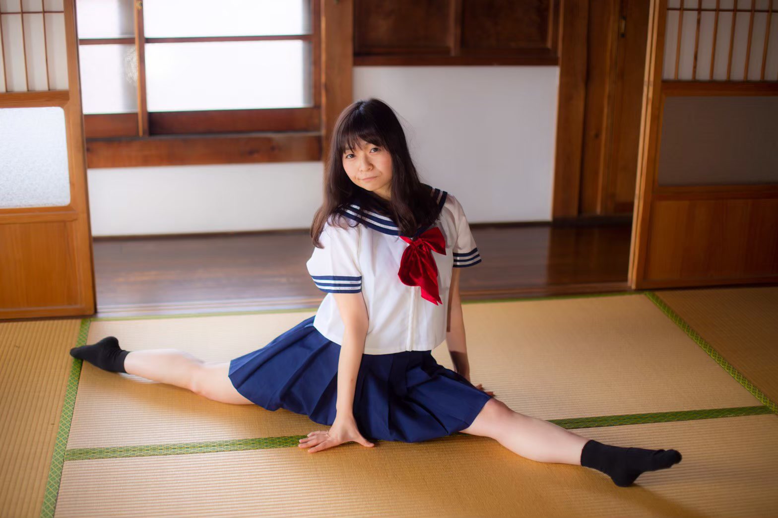 開脚　セーラー服  / X
