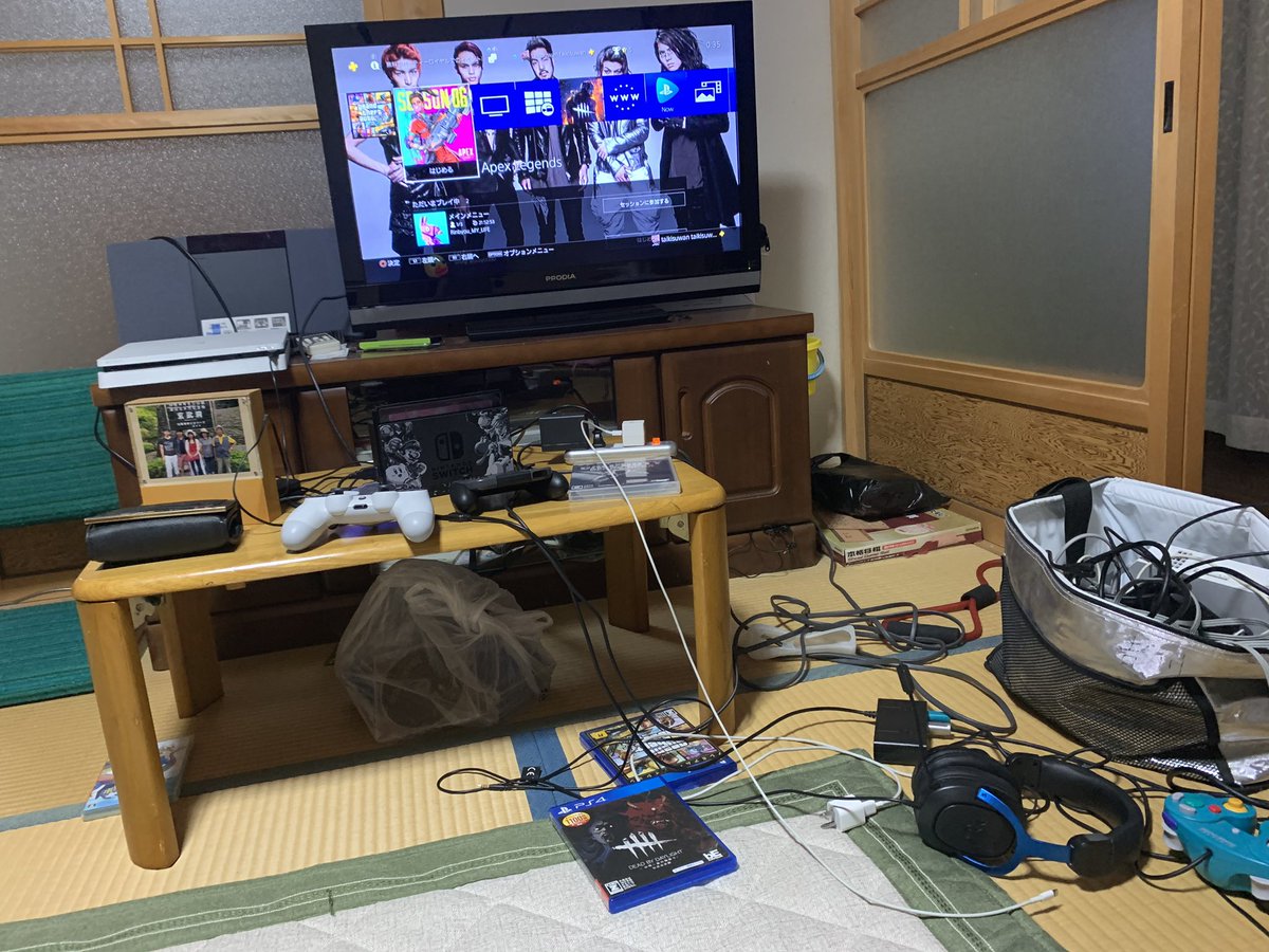 つよし Ar Twitter ゲーム部屋が汚い Ps4とswitchとgcコンが散らかってる