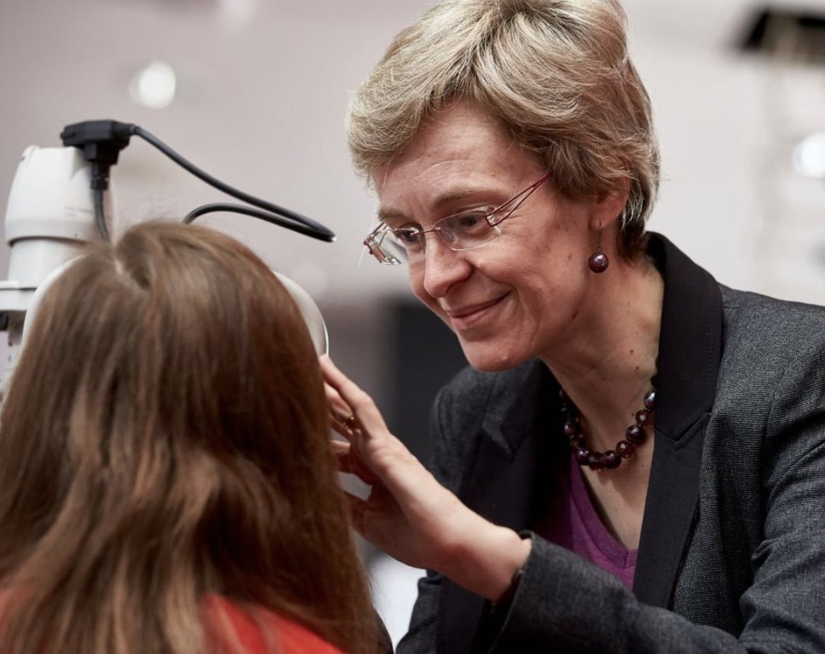 AleClassmann's tweet photo. "Optometria tem como objetivo ajudar as pessoas a enxergar da melhor maneira e com a maior clareza possível. Seu conhecimento pode fazer uma diferença real na vida das pessoas todos os dias." 
Dra. Susan Blakeney
@CollegeOptomUK 
#WeAreOptometry
#NosSomosOptometria https://t.co/QVn9kQamqp