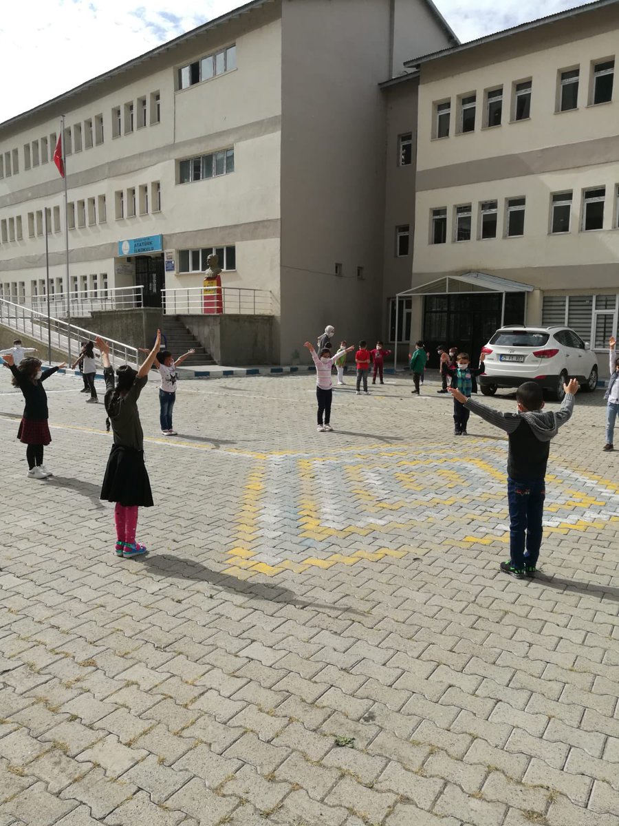 Bugün ilk defa karşılaştığımız ve hep beraber tecrübe ettiğimiz yeni bir eğitim-öğretim yılına merhaba dedik. #okullaracıldı <a href="/Erzurum_Mem/">Erzurum İl Millî Eğitim Müdürlüğü</a> <a href="/skaygusuz/">Salih Kaygusuz</a> <a href="/TortumKymkmligi/">Tortum Kaymakamlığı</a>