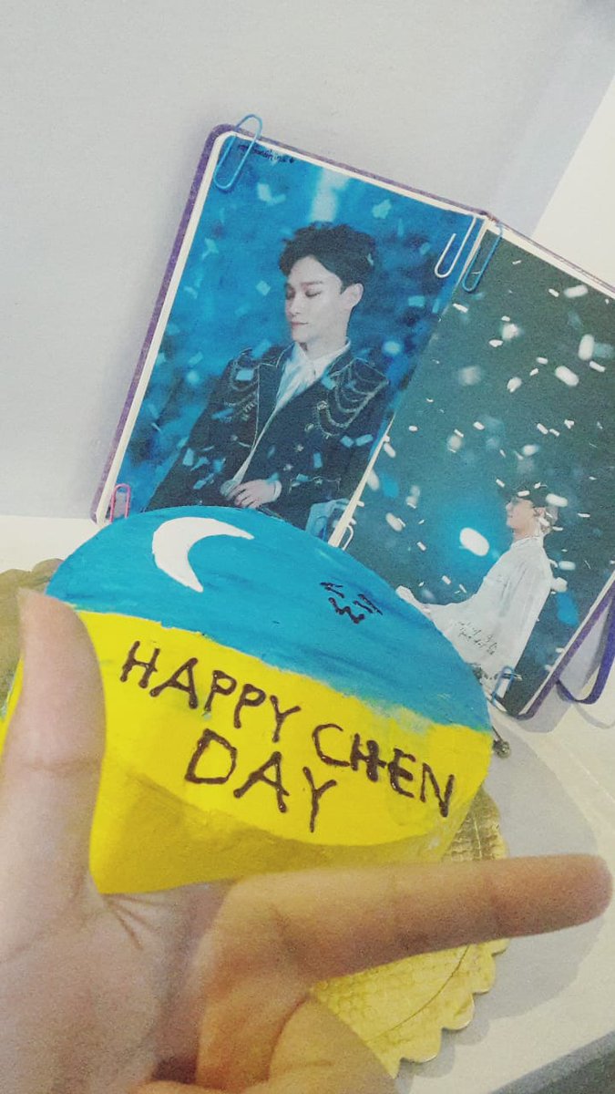Jongdae3506's tweet photo. میدونم دیره یکم ولی کیک درست کردم برای تولد جونگدهٔ قشنگم :')) 

"بیا به روز هایی که مشتاقشونیم فکر کنیم " -چن
یک بار دیگه، تولدت مبارک کینگ 🎂👑

*بروم نیارید ک چقد داغونه چون اولین بارم بود کیک درست میکردم.. سعی کردم شبیه تم شل وی شه ولی😭😂
@weareoneEXO #HappyChenDay #Jongdae https://t.co/tjlOwi3Fs1