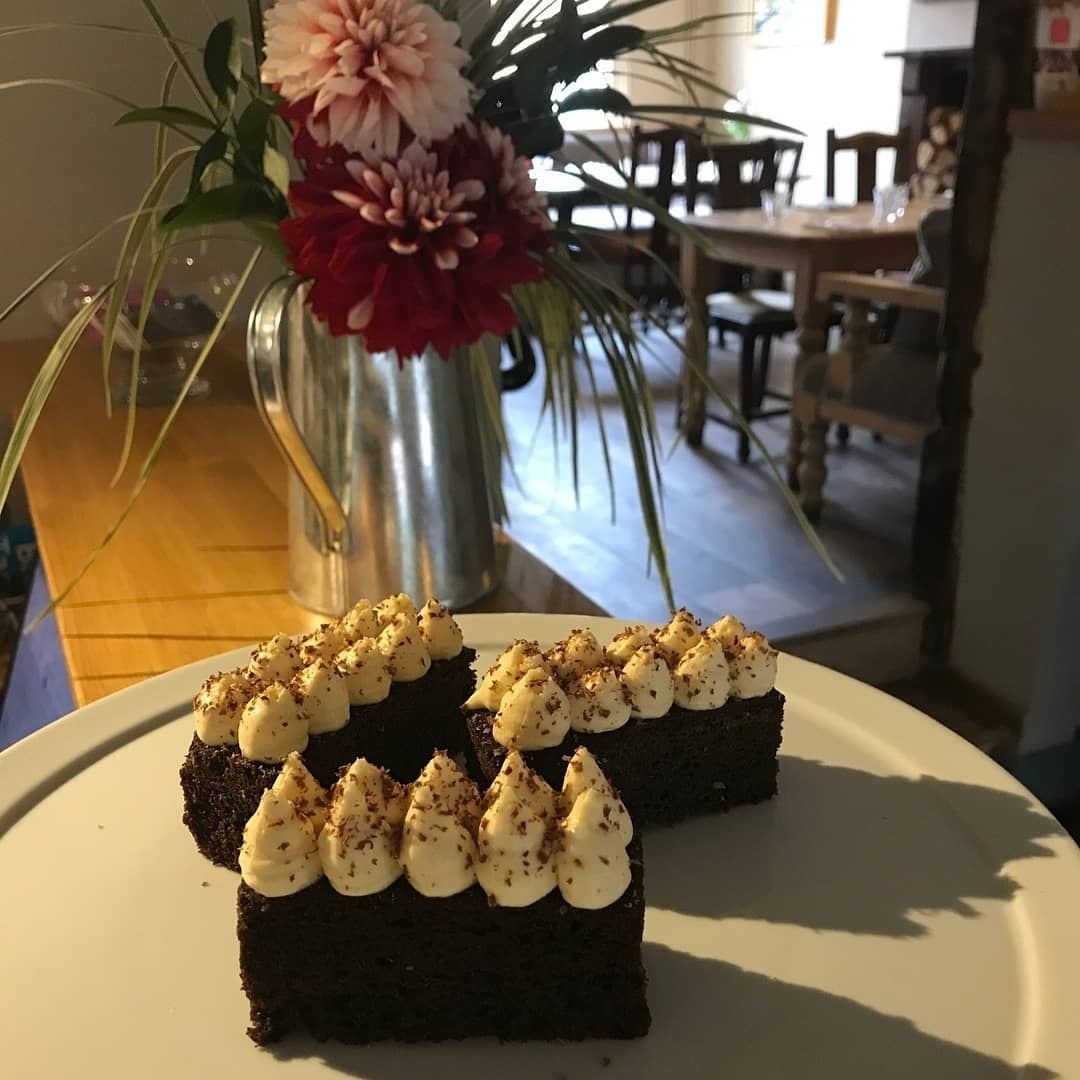 LetcombeHound's tweet photo. Enjoy the last of the September sun tomorrow with a coffee and #delicious cake in our sunny garden. We are dog-friendly and have walking maps available if you fancy a stroll on the downs -work up an appetite for #lunchforless. 25% off all food Monday to Friday ends next week! https://t.co/ozL9ooptW6