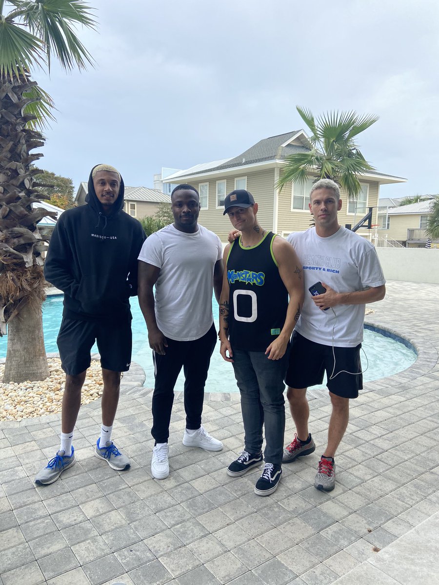 Oh we talkin teams? <a href="/VellDeBarge/">LV</a> @djcorrupt