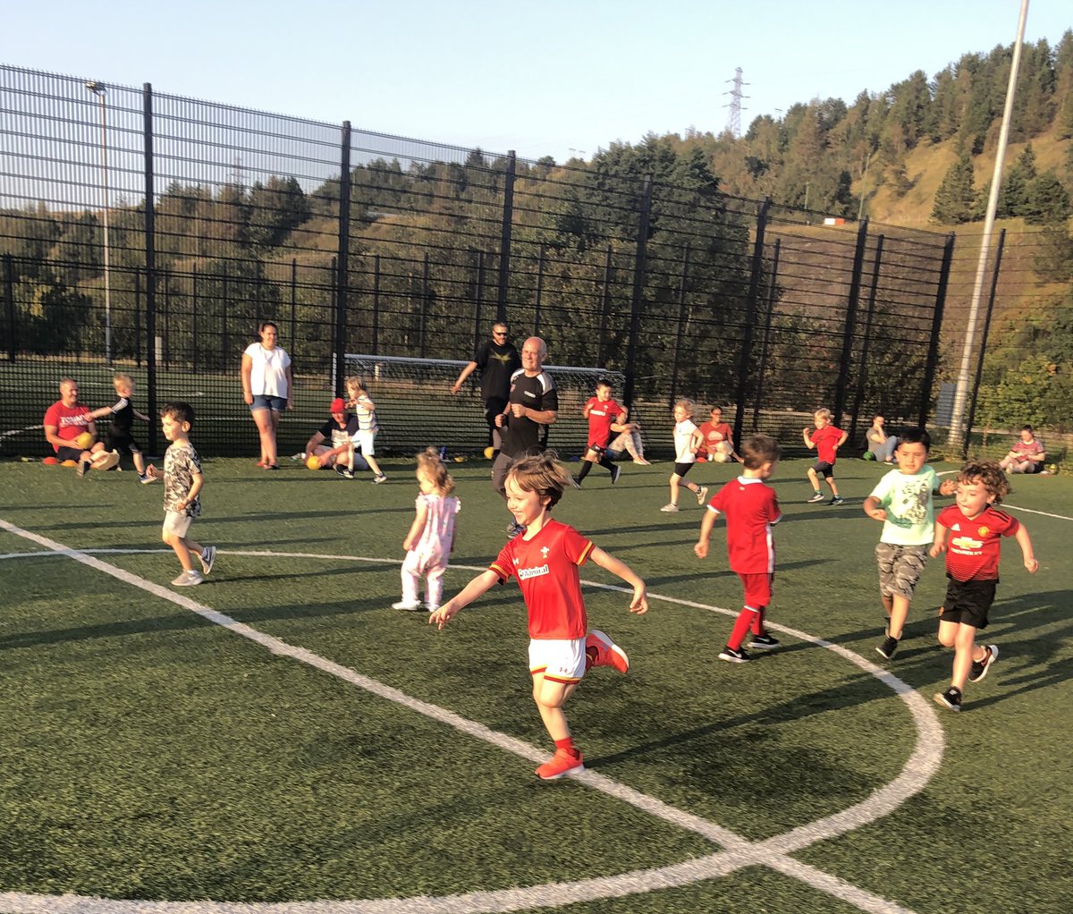 playondevelop's tweet photo. Great fun tonight at our Tredegar and Ebbw Vale Little Legend sessions . Today was all about finding space , catching , changing direction and listening.
Well done everyone, super effort.
#futuredragons #futuresteelers 
@Aneurinleisure @DRA_Community https://t.co/lwTGi2f2y3