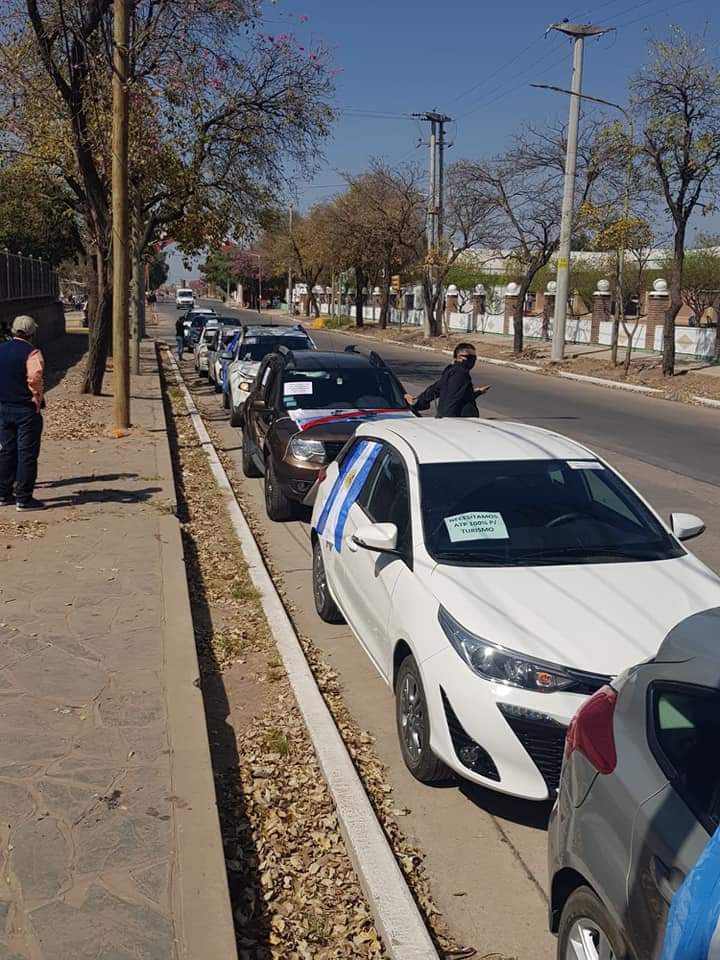 AAAVYTLar's tweet photo. Nos movilizamos en caravana por La Rioja en defensa del Turismo. Dejamos nuestro petitorio a las autoridades provinciales frente a la Residencia del Gobernador
Respetamos todos los protocolos y distanciamiento social movilizándonos en vehículos únicamente
#SalvemosAlTurismo https://t.co/5YJQWAFjTz
