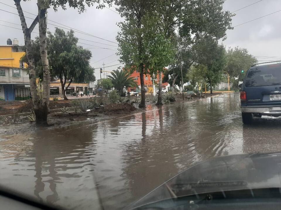 camacho_pri's tweet photo. Así la avenida recursos hidráulicos y no hay para cuando sapase venga a apoyar , aún así sabiendo que está una obra bajo el agua que está costando mucho dinero al H . Ayuntamiento de Ecatepec 🤔🤔🤔 https://t.co/dH5uWbHHx4