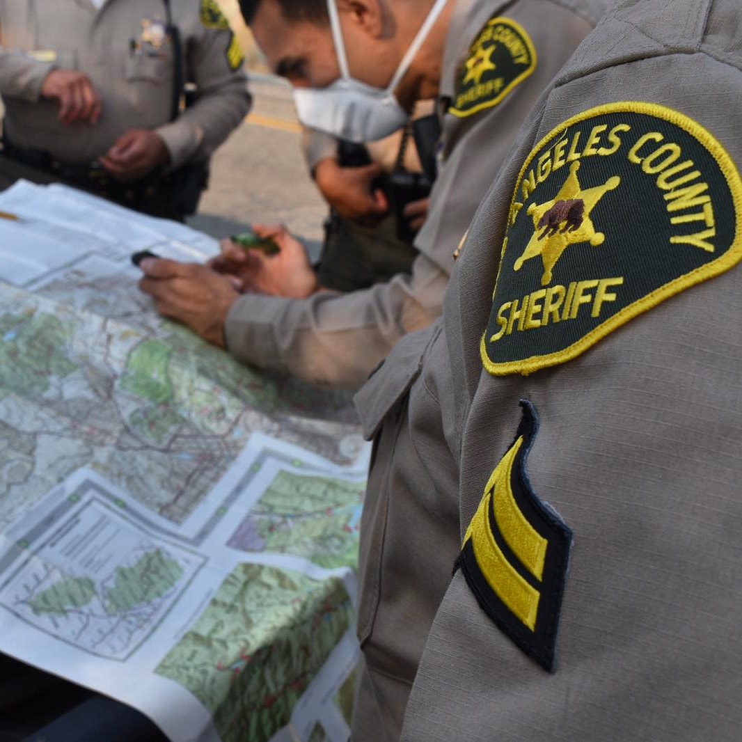 CarsonLASD's tweet photo. #Carson deputies assisting with evacuations and road closures caused by the Bobcat Fire.
#lacounty #sheriff #lasd #losangeles #carsonstation #deputy #community #deputysheriff #californiafires #BobcatFire https://t.co/PF00330rsS