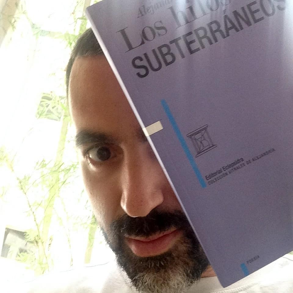 Alejandro Sebastiani Verlezza <a href="/asverlezza/">Alejandro Sebastiani Verlezza</a> es el autor de Los hilos subterráneos, un libro polifónico, voces que viajan hacia cosas que están muy adentro, que hay que excavar para buscarlas. 
Colección Vitrales de Alejandría #poesía