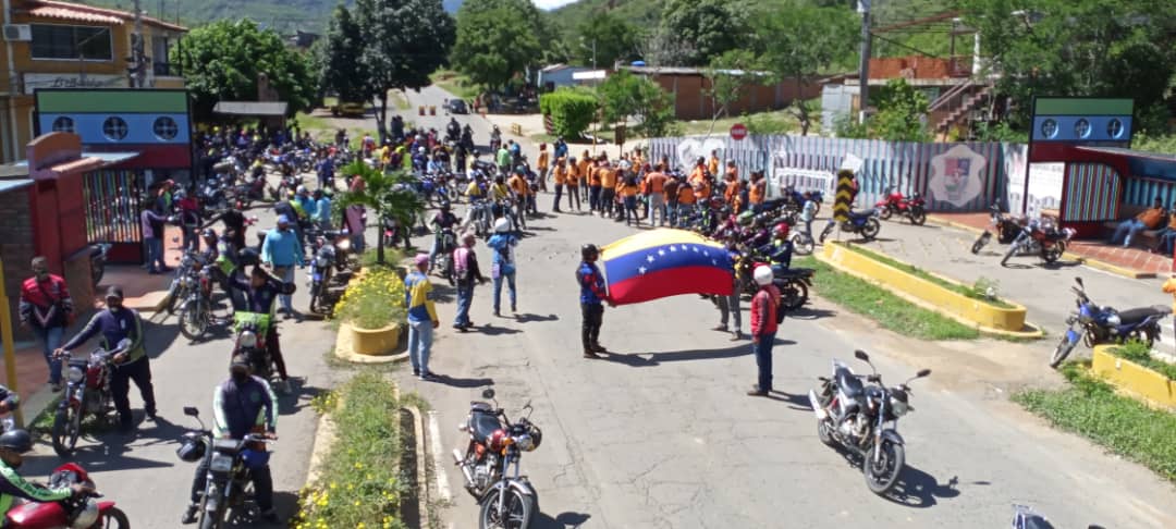 #21Sep |  ¡QUIEREN GASOLINA! 34 líneas de moto taxis  protestan pacíficamente en San Antonio #Tachira para exigir que los tomen en cuenta para surtir combustible

Vía: <a href="/mayevillanueva/">maryerlin villanueva</a>