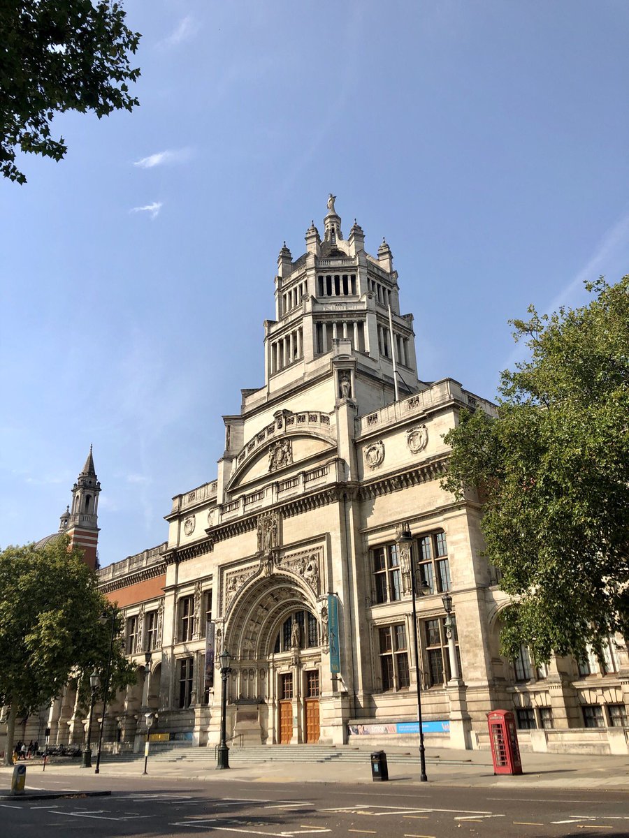 We can’t get enough of the beauty surrounding us in South Kensington. Wishing everyone a lovely week ahead! ✨