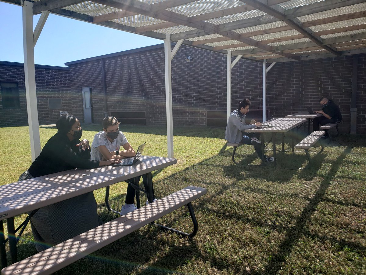 Eng4Bennett's tweet photo. Happy Monday! We love this Fall weather!! #3rdpd @SmyrnaBulldog https://t.co/x5MJKiNusT