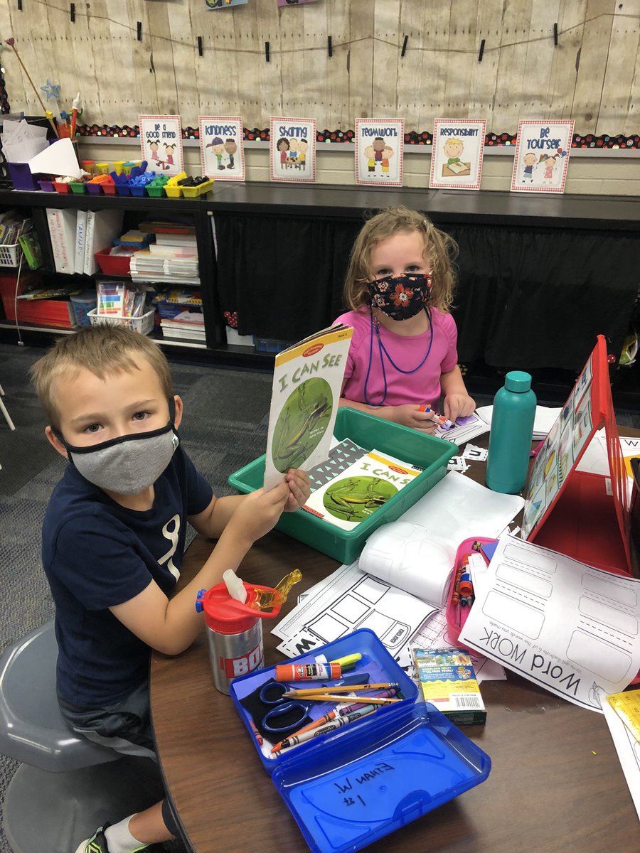 PesWildcats's tweet photo. Working hard in first grade today. #pesrocks https://t.co/y4iMliHv3E