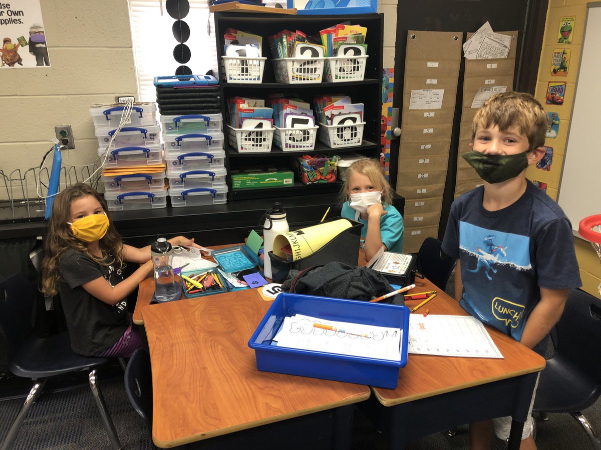 PesWildcats's tweet photo. Working hard in first grade today. #pesrocks https://t.co/y4iMliHv3E