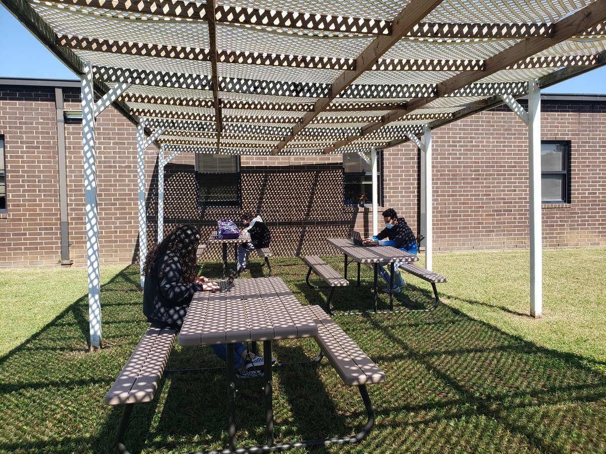 Eng4Bennett's tweet photo. Happy Monday! We love this Fall weather!! #3rdpd @SmyrnaBulldog https://t.co/x5MJKiNusT