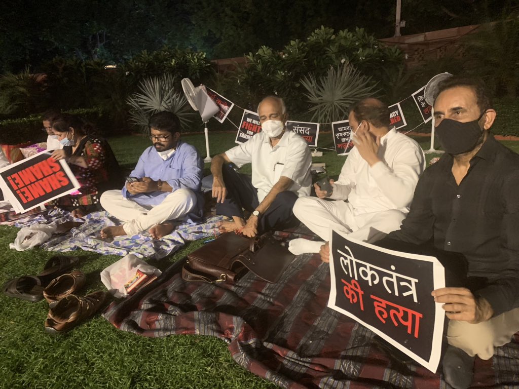 shaktisinhgohil's tweet photo. संसद में लोकतंत्र की हत्या का प्रयास और मोदी सरकार की किसान विरोधी तानाशाही मानसिकता के विरुद्ध रात के 10 बजे के बाद भी संसद भवन परिसर में प्रदर्शन जारी है। 
हमारा विरोध जारी रहेगा।
#BJPKilledDemocracy https://t.co/4xG1CO7S64
