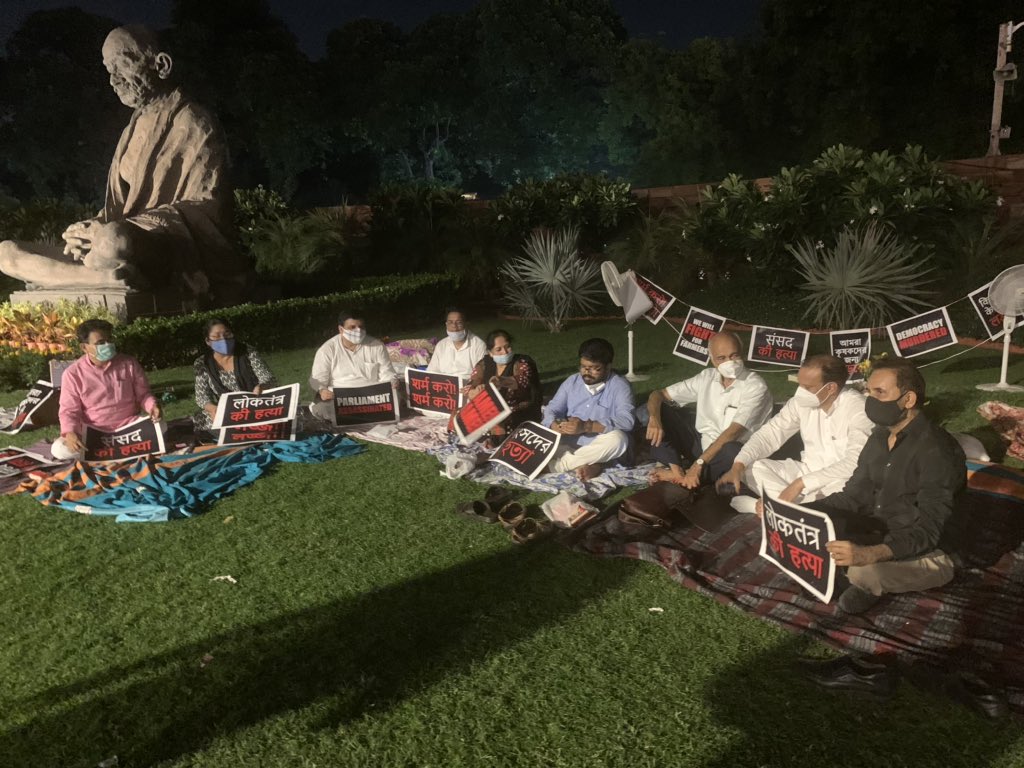 संसद में लोकतंत्र की हत्या का प्रयास और मोदी सरकार की किसान विरोधी तानाशाही मानसिकता के विरुद्ध रात के 10 बजे के बाद भी संसद भवन परिसर में प्रदर्शन जारी है। 
हमारा विरोध जारी रहेगा।
#BJPKilledDemocracy
