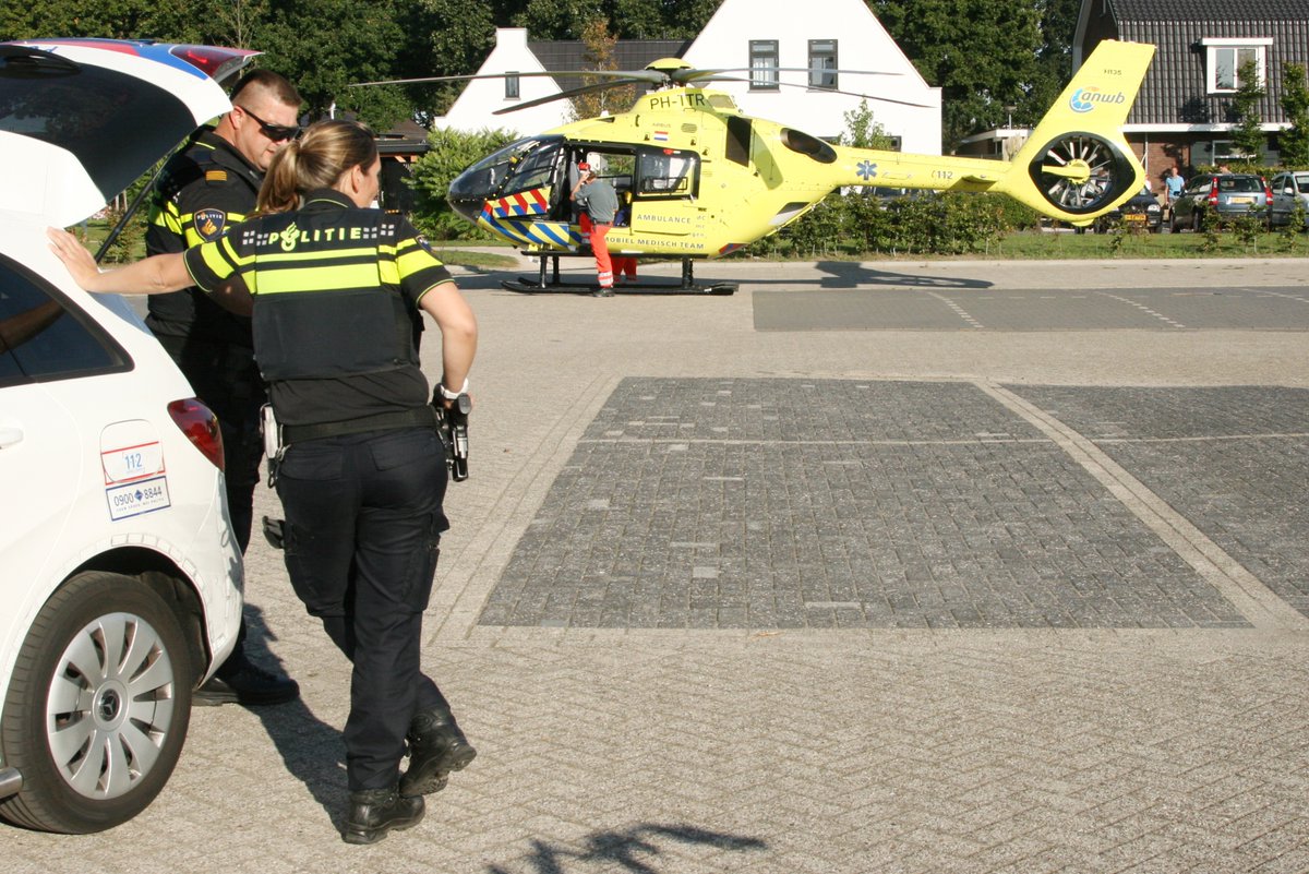 Traumahelikopter landt in Hoevelaken -..