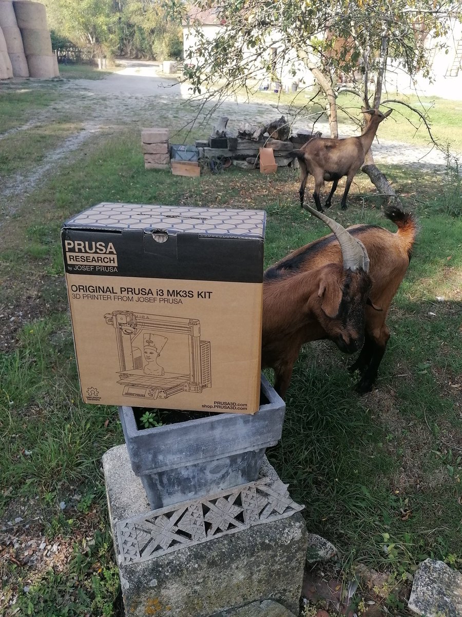 EcloserieNum's tweet image. Livraison aujourd&apos;hui de notre nouvelle imprimante 3D rurale, en kit, c&apos;est plus rigolo. Atelier montage d&apos;ici qq jours.