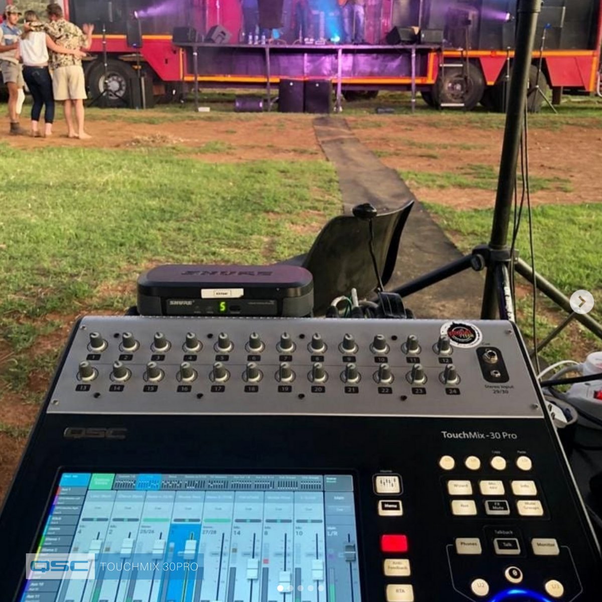 TouchMix-30 Pro es perfecta para profesionales de la producción y músicos, así como para lugares de música en vivo y aplicaciones de estudio. Sus 32 canales de mezcla (24 mic/línea, 6 línea, USB estéreo) y 14 salidas ofrecen gran flexibilidad de enrutamiento.