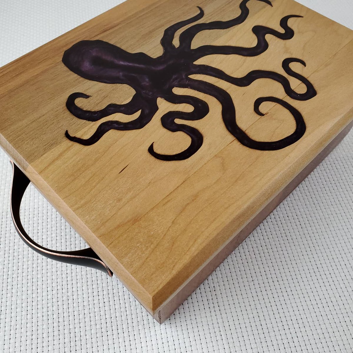 Oniixed's tweet image. Octo-Keeper(box) made from Mahogany and Maple with purple octopus resin inlay.
@total_boat @defiantartsco
 #woodworker #woodart #woodworkingshop #woodcraft #craftsan #epoxyart #resinart #epoxy #resin  #mainewoodworker #mainelife #mainely #madeinmaine #mainemade