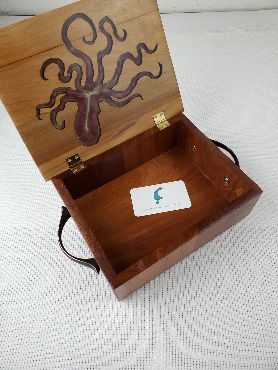 Oniixed's tweet image. Octo-Keeper(box) made from Mahogany and Maple with purple octopus resin inlay.
@total_boat @defiantartsco
 #woodworker #woodart #woodworkingshop #woodcraft #craftsan #epoxyart #resinart #epoxy #resin  #mainewoodworker #mainelife #mainely #madeinmaine #mainemade