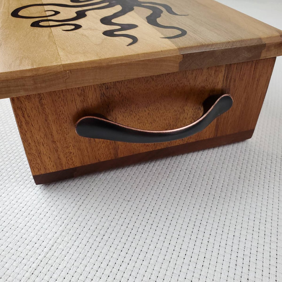 Oniixed's tweet image. Octo-Keeper(box) made from Mahogany and Maple with purple octopus resin inlay.
@total_boat @defiantartsco
 #woodworker #woodart #woodworkingshop #woodcraft #craftsan #epoxyart #resinart #epoxy #resin  #mainewoodworker #mainelife #mainely #madeinmaine #mainemade