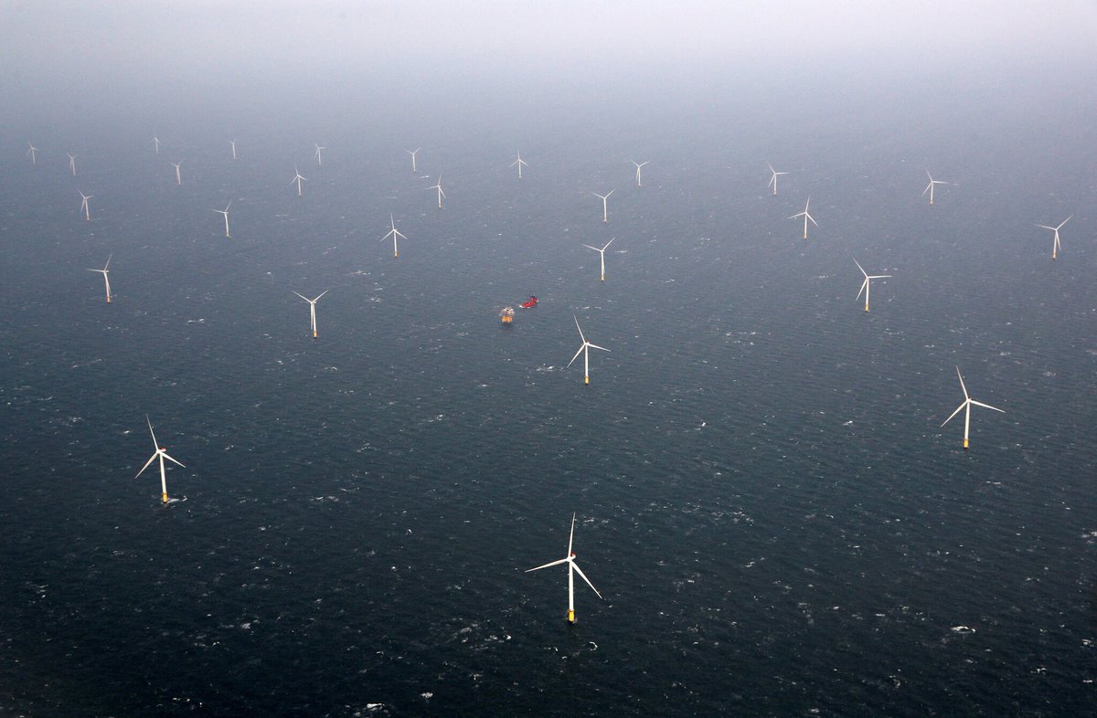U.S. and European Oil Giants Go Different Ways on #Climate Change—While BP and other European companies invest billions in renewable energy, Exxon and Chevron are committed to fossil fuels and betting on moonshots. Read more: ow.ly/uRyU50BwZRG