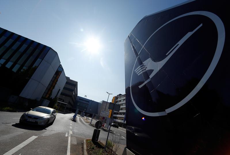 Lufthansa steps up cuts to fleet and staff as outlook dims reut.rs/3kzK3OK
