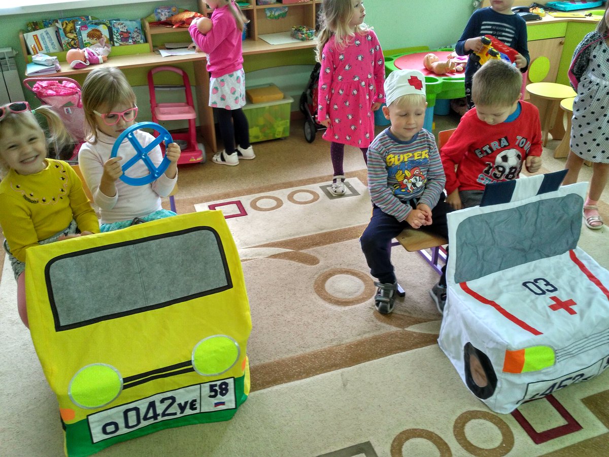 Dedsad111's tweet photo. Нужно слушаться без спора Указаний светофора: Нужно правила движения Выполнять без возражения.

В рамках темы недели "ПДД" и "Транспорт" ребята группы 7 играли в сюжетно-ролевые игры и закрепляли свои знания, используя макет проезжей части 🚑🚔🚥🚷🚧 https://t.co/O8ForDce29