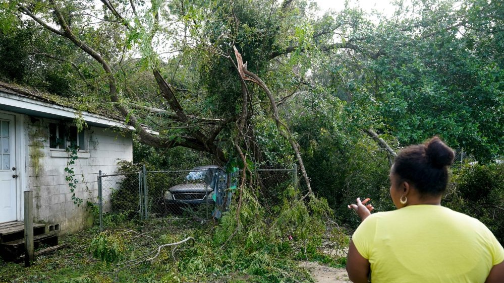 US: Hundreds of thousands still without power in Sally clean-up: Officials say Hurricane Sally has killed two people in Alabama, and caused at least $21m in damage in Florida. https://t.co/w36PAnMHUE https://t.co/zadM5w7ugw