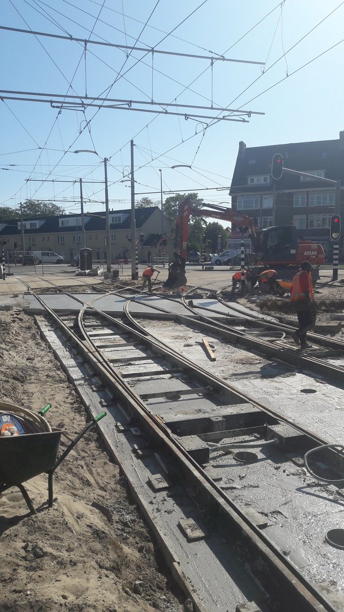 van_der_hul's tweet photo. UPDATE: #Breeplein
Daarnaast is langs de #Randweg de spoorbaan in beton gegoten en gaan we de nieuwe halte opbouwen. Deze werkzaamheden duren tot half volgende week. De inmiddels bekende #proeftram is op 2 oktober gepland. @RETRotterdam @iburo010 @Stadsbeheer010 @vGelderGroep https://t.co/jHcyRtjj57