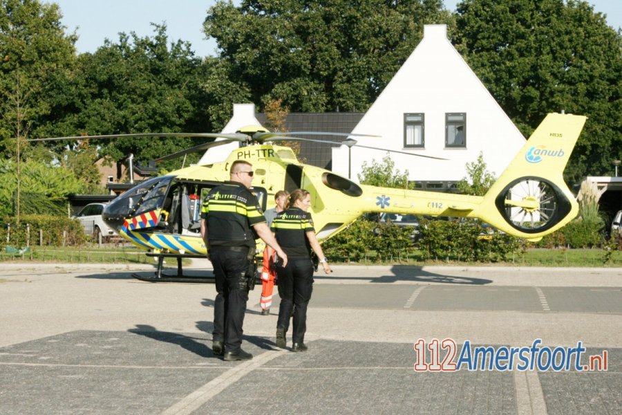 Traumahelikopter landt voor medische noodsituatie op parkeerplaats in #Hoevelaken. 112Amersfoort.