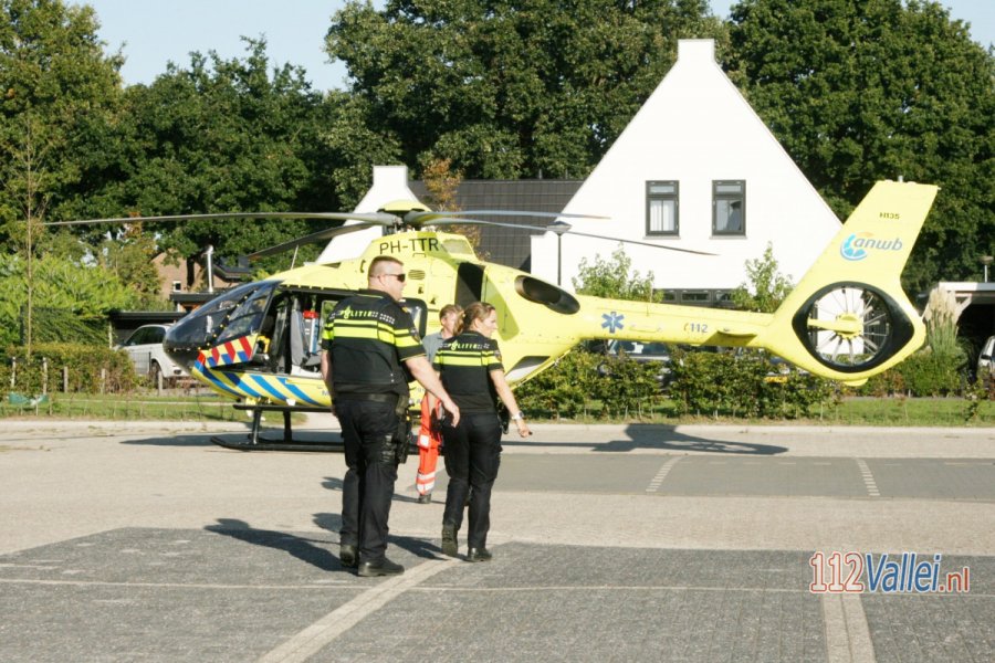Traumahelikopter landt voor medische noodsituatie op parkeerplaats in #Hoevelaken. 112Vallei.