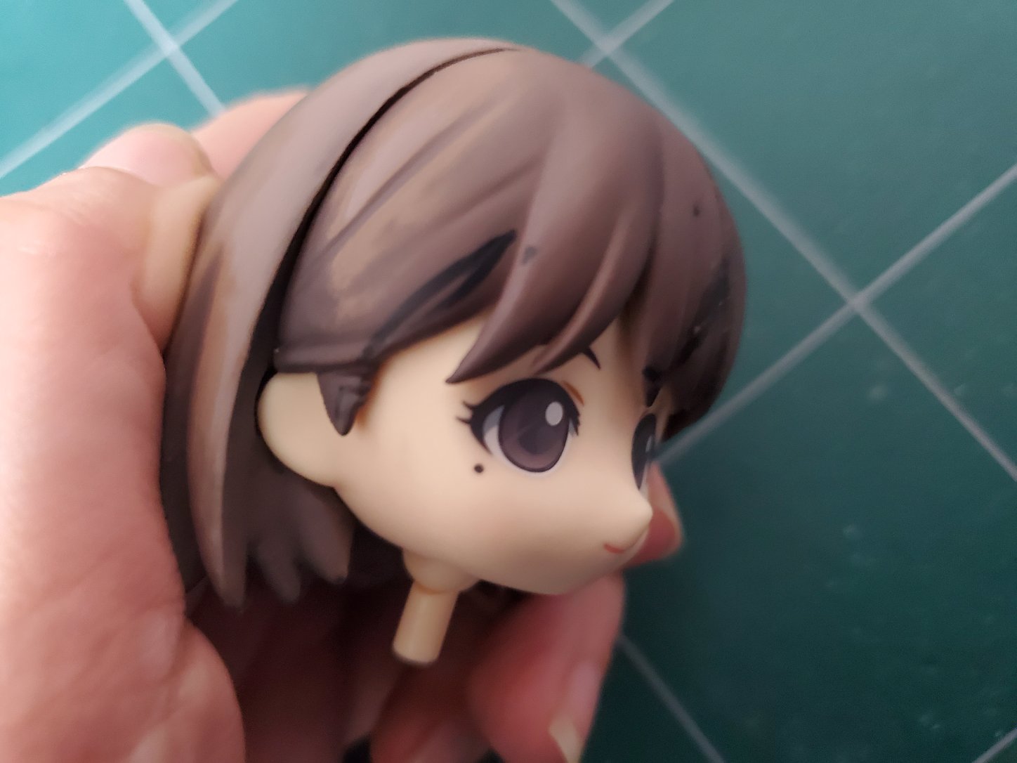 下園キリ 喪中 衣装製作 ねんどろいど解体画像注意 美子ちゃん用と弥生ちゃん用の頭部 それぞれの毛先をヤスリがけで整える 前髪をセンター分けで作ること 横髪をパテで盛ること 進捗