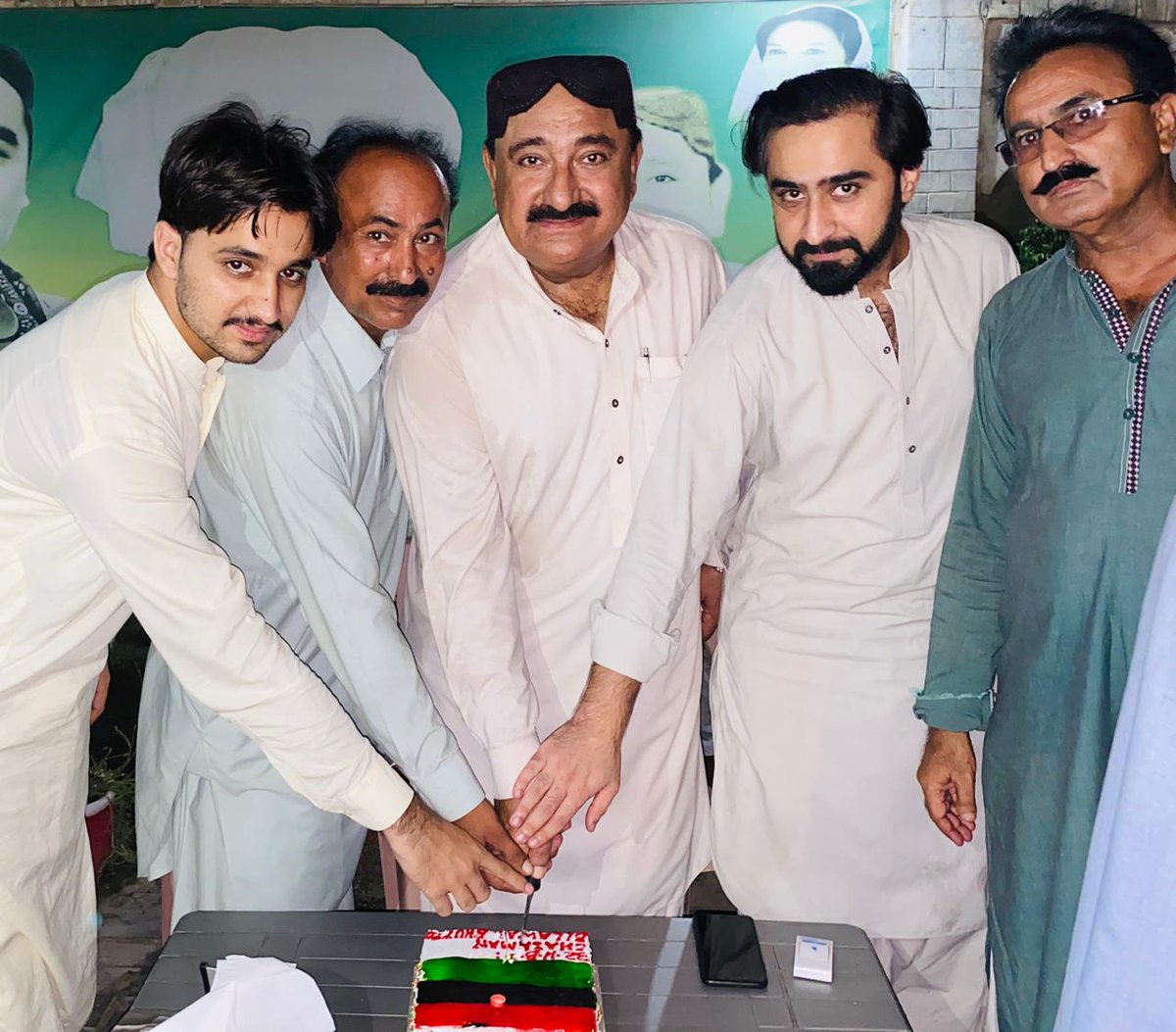 RajaRiazSoomro2's tweet photo. 32nd Birth Anniversary of 🎂🎊🍰
#Chairman  @BBhuttoZardari
Arranged By: Sardar Dr Aftab Hussain Soomro,At #SoomroHouse Huge Number of workers attended.⁦☑️
@MediaCellPPP @BakhtawarBZ 
@S_KhursheedShah @DrShaziaAslam 
@DraftabSoomro2 https://t.co/bpLSP6EPK9