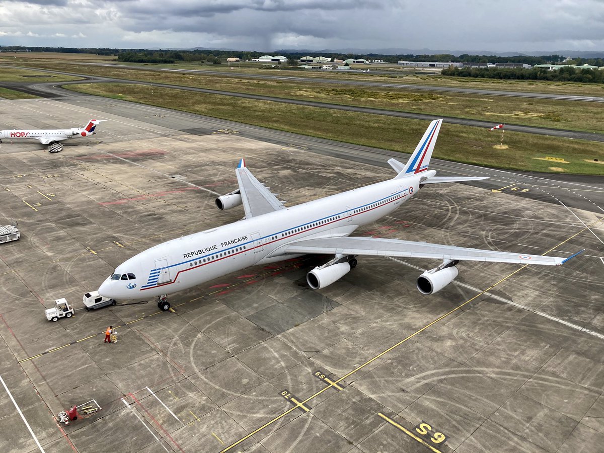 airseb's tweet photo. Enfin un 340 qui revient!
#a340 #lfbp https://t.co/AbBTBLzZaa