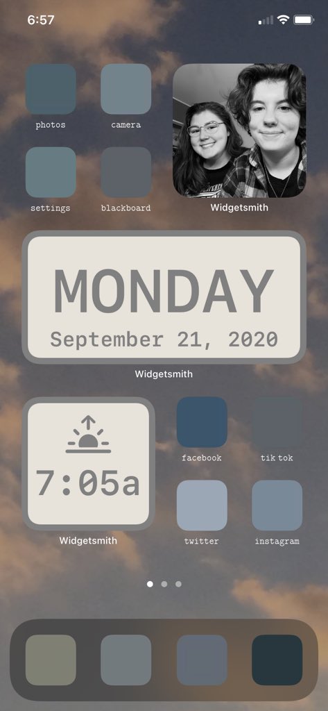 morgan_hoff's tweet photo. Just thought i’d add my home screen with the new ios14 update https://t.co/Mg9pf9wg1D