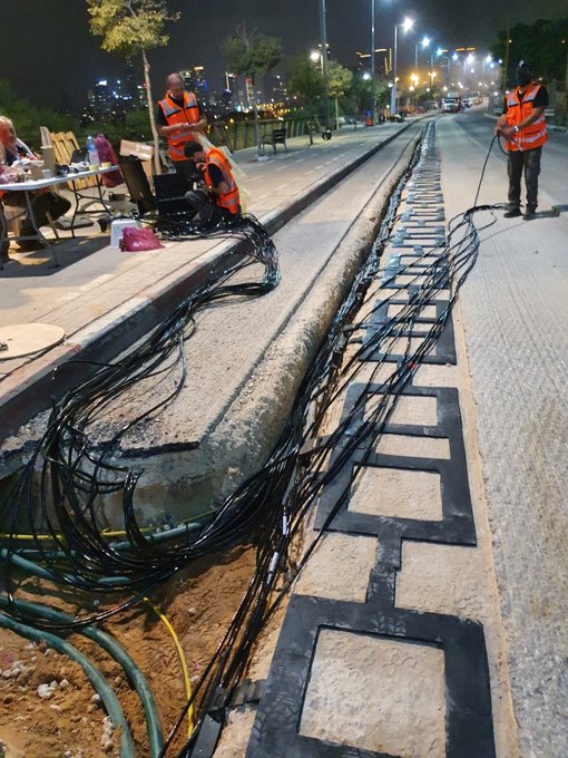 JonathanBerim's tweet photo. FUTURÍSTICO: La ciudad de Tel Aviv construye nuevas carreteras eléctricas inalámbricas para cargar con electricidad el transporte público.
#CuidaranMiMundo #MaravillasDeLaCreacion #SoloEnIsrael 
🇮🇱🌍⚡🚌 https://t.co/nXnUbVCAe4