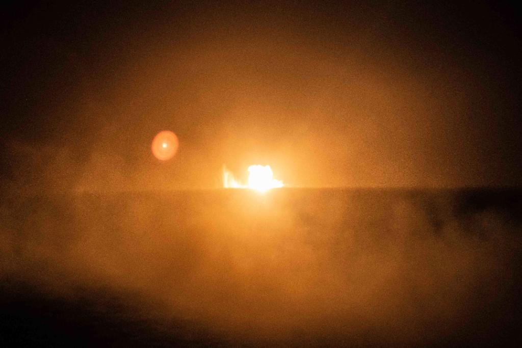 USNavy's tweet photo. We are the ones that go 💥 in the night.

#USSAntietam (CG 54) strikes the decommissioned Frigate the ex-#USSCurts (FFG 38) during a gunnery sinking exercise as part of #ValiantShield 2020. https://t.co/wdBETrpXHp