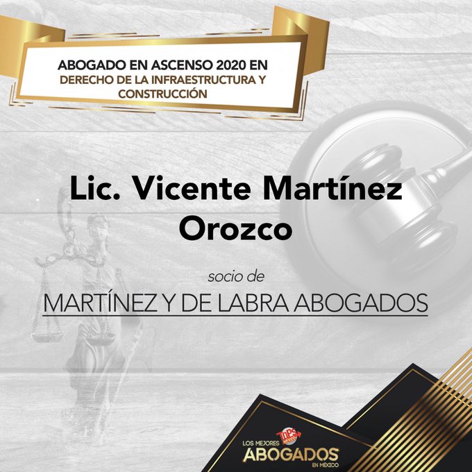 Vicente Martínez Orozco recibiendo el galardón de Abogado en Ascenso