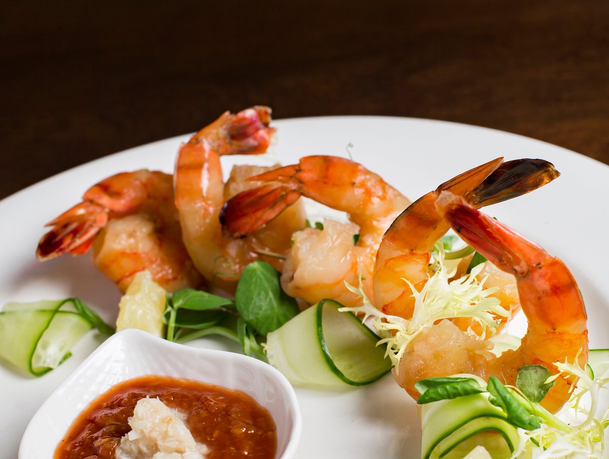 PrimeSteakNF's tweet photo. For starter's enjoy our Jumbo Shrimp Cocktail. Sous vide prawns served with Grey Goose cocktail sauce. #NiagaraFalls #ShrimpCocktail #CrownePlazaNF #PrimeTime #FallsAvenueResort #MondayMotivation https://t.co/kM7Vye0a3N https://t.co/JggGL2HLRv