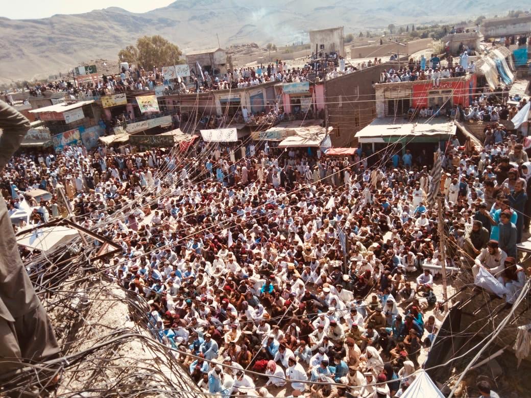 Basharatmir16's tweet photo. Thousands of Pashtuns came to streets in Wana to condemn the state of Pak for sponsoring terrorists.👇

Protestors condemned #PakistanArmy for their atrocities, gross human rights violations, enforced disappearances &amp; extra-judicial killings.
#PashtunLongMarch2Wana #PTMWanaJalsa https://t.co/HOYzyrk1OD