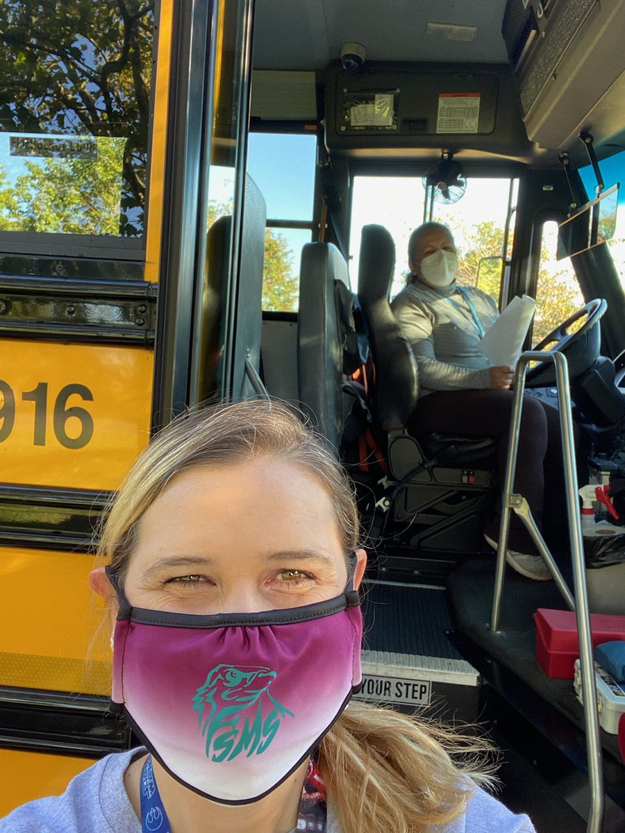 KeishaHilliard's tweet photo. Successful launch to the #LCPSBookBus. Browse books, return books, or pick up your reserved selections. #Read #LibraryMagic @DominionTrailES @dte_slibrary @SabinaTran https://t.co/VwTWMyvk5g