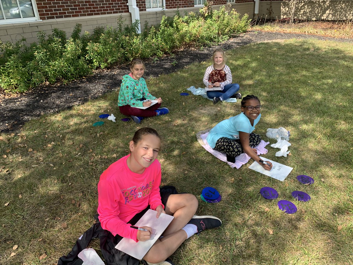 StonegateSTEM's tweet photo. When you can’t play board games because there are too many pieces to touch, you make a giant Bump board with digital dice and individual markers!  @ZCSStonegate https://t.co/J5yvVhQf9N