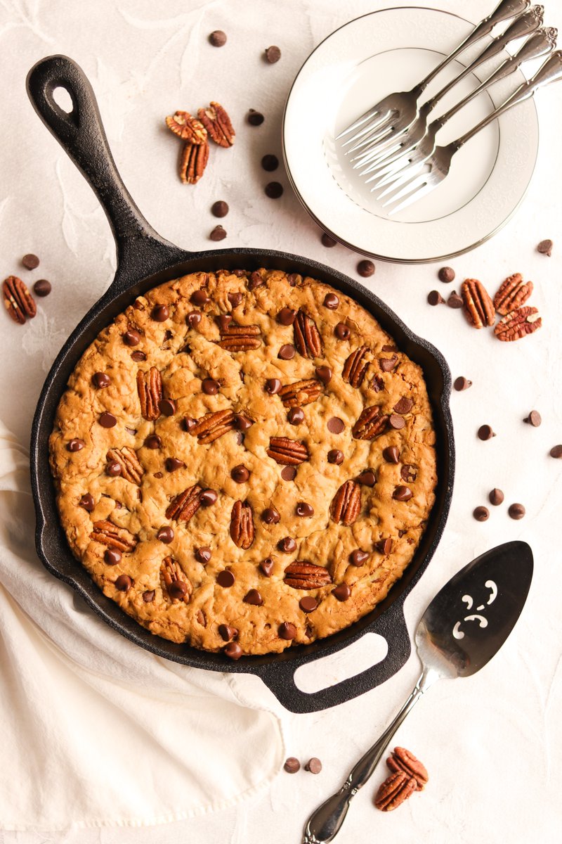 baJillianRecipe's tweet photo. BROWN BUTTER BUTTER PECAN CHOCOLATE CHIP OATMEAL PIZOOKIE - A warm and doughy deep-dish oatmeal cookie brimming with buttered pecans, chocolate chips, and chewy oats! #PizookieLove #ChocolateChipOatmeal #ItsAlmostFall RECIPE: https://t.co/GyaDxUzNOp https://t.co/oy7t7lajkZ